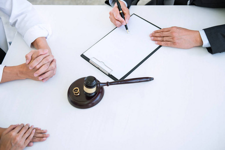 由律师起草的协议，签署离婚解散或取消的婚姻，夫妻在离婚过程中与男性律师或顾问和签署离婚合同。