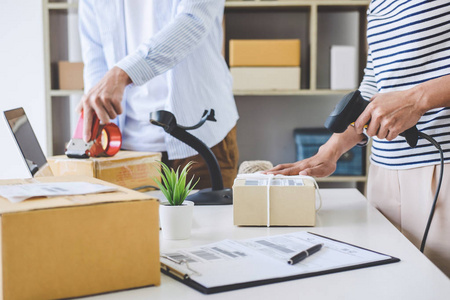 发货在线销售,小企业或中小企业企业主送货服务和工作包装盒,企业主