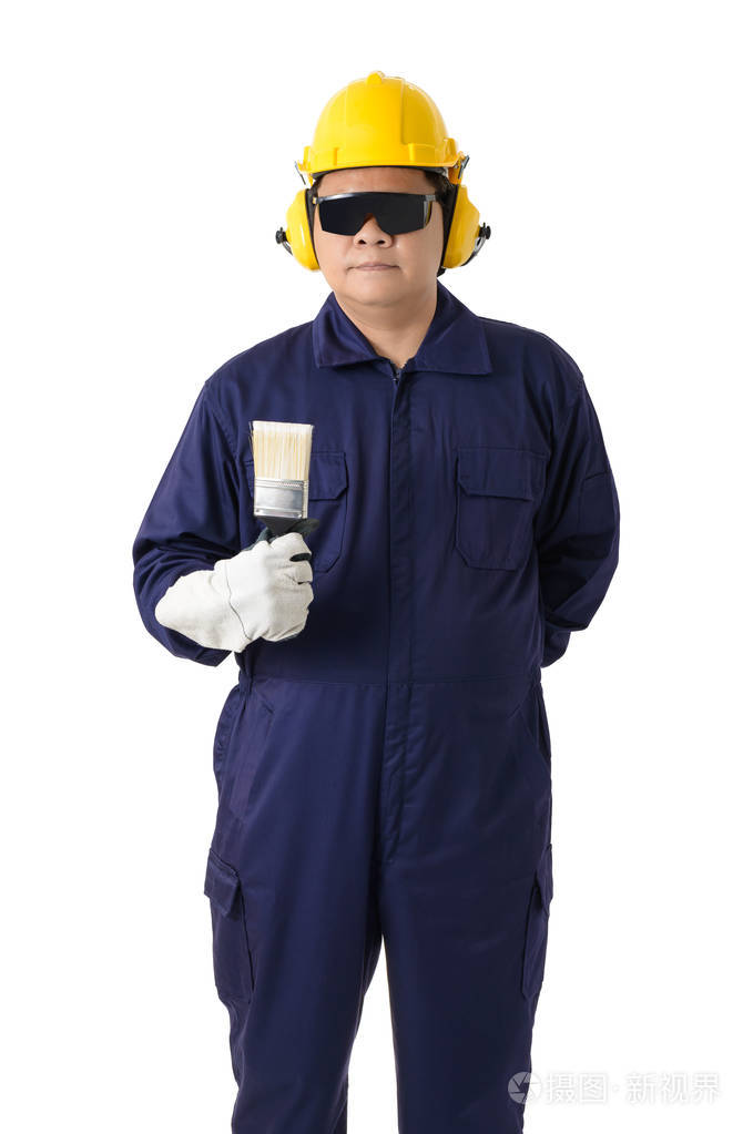一名机械连衣裙工人的全身画像是拿着一个油漆刷,上面有头盔,耳罩