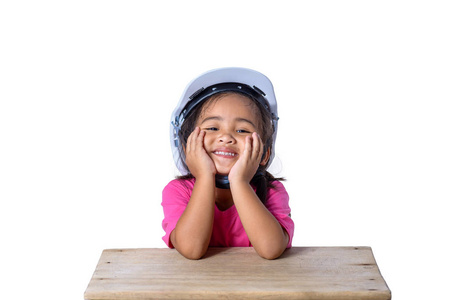亚洲儿童戴着安全帽，微笑着在白色背景上与剪裁路径隔离。儿童和教育概念
