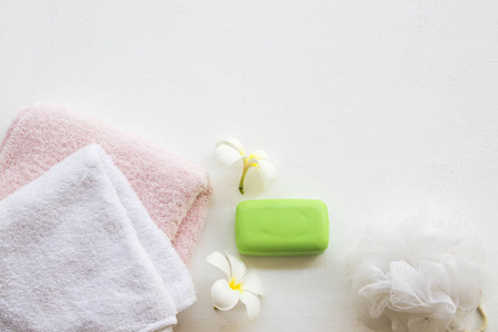 特里布，草药肥皂，用于保健身体皮肤，背景白色木制白色花。