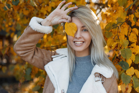 微笑金大衣图片