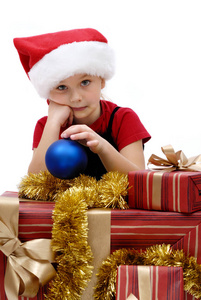 可爱的小女孩戴着圣诞老人帽，白色背景上有圣诞礼物