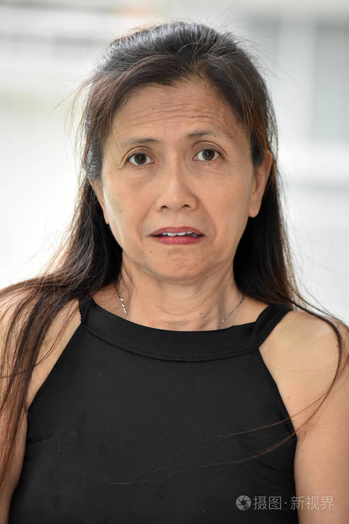 严肃的老年女性高级