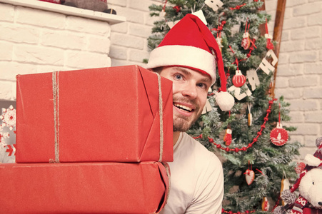 红帽的男子气概, 带着包裹的礼物微笑