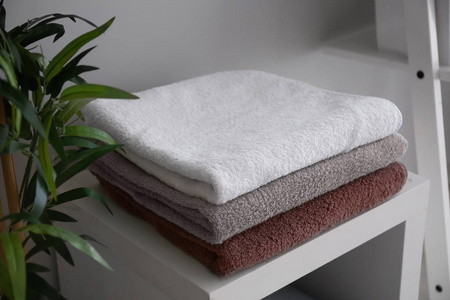 架子上的一叠干净的软毛巾