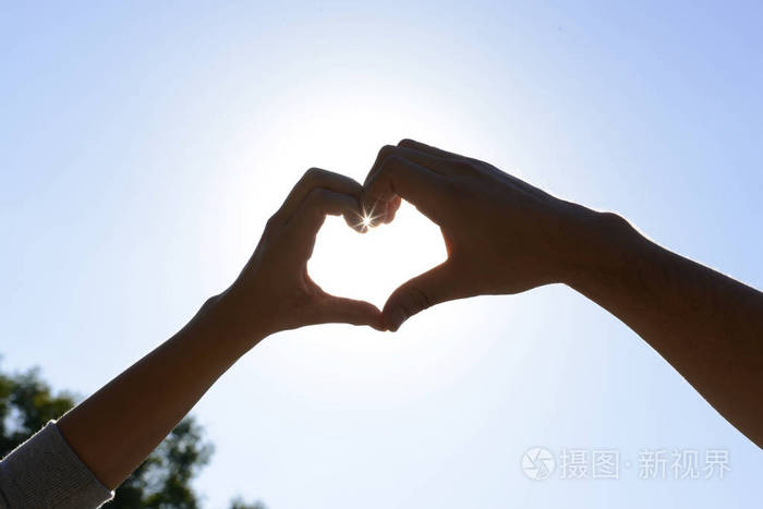 男人和女人在户外用心形手牵手