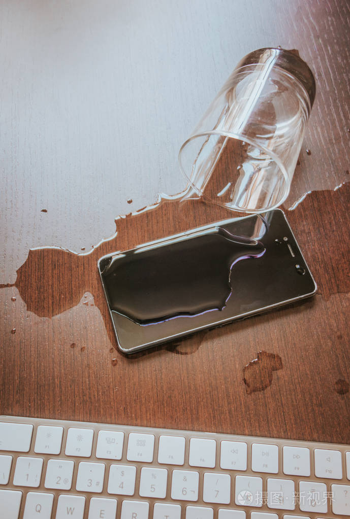 一杯水洒了.