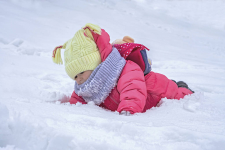 雪地上可爱的女孩。 冬季户外活动