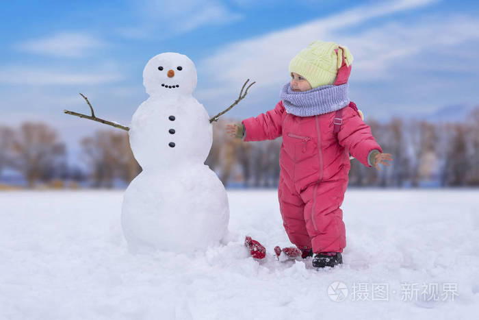 雪地堆雪人照片图片