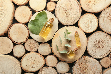 木制背景桉树精油瓶