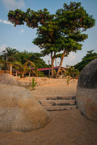 泰国Samui岛的拉迈海滩上有岩石的美丽海景。