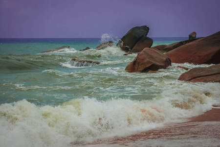 泰国Samui岛的拉迈海滩上有岩石的美丽海景。