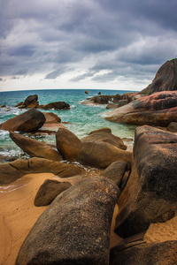 泰国Samui岛的拉迈海滩上有岩石的美丽海景。