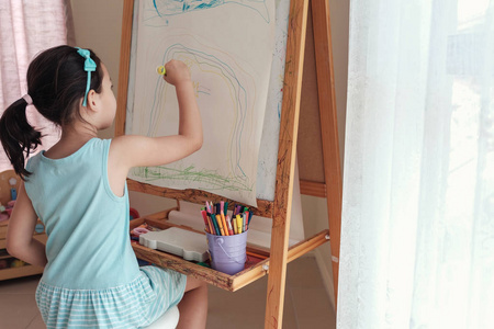 年轻的亚洲女孩在家画画家庭教育