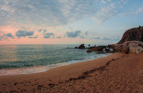 泰国Samui岛的拉迈海滩上有岩石的美丽海景。