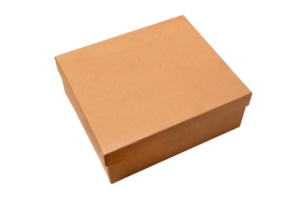 白色背景上隔离的棕色封闭纸板箱。 顶部视图空白为您设计。
