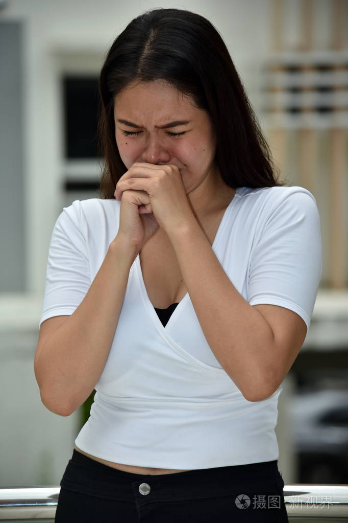 泪流满面的年轻菲律宾女性