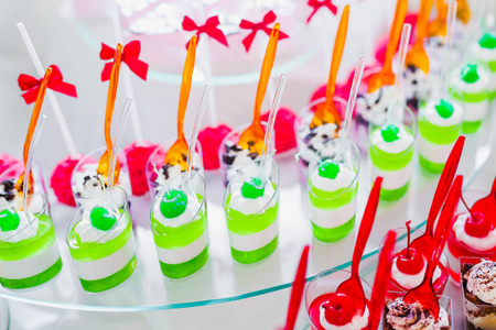 美味的糖果在婚礼糖果自助餐与甜点纸杯蛋糕。