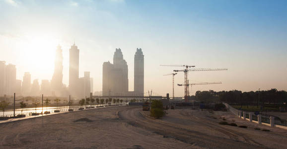 迪拜市正在施工，起重机工业照片