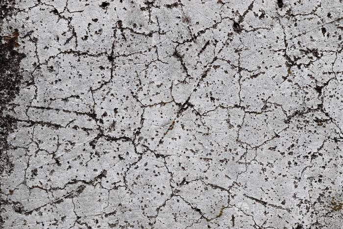 封闭旧的和风化的水泥墙上的裂缝