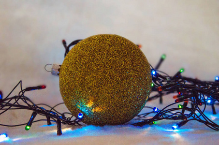 圣诞玩具装饰品圣诞树新年黄色圣诞球与花环
