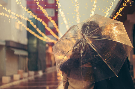 情侣伞走在雨下图片
