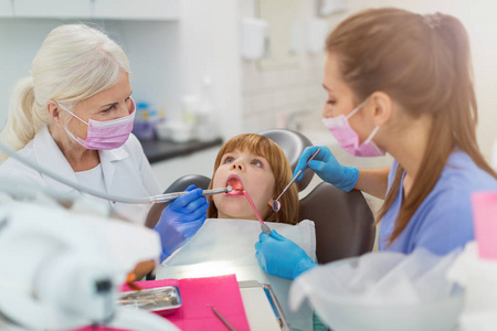 年轻女孩在牙医诊所接受检查人,医学,口腔医学和保健理念——一个小