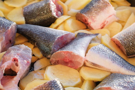 鱼将切开进入中牛排新鲜的鲑鱼红色的鱼向板新鲜的鱼玉米粉圆饼和黄瓜