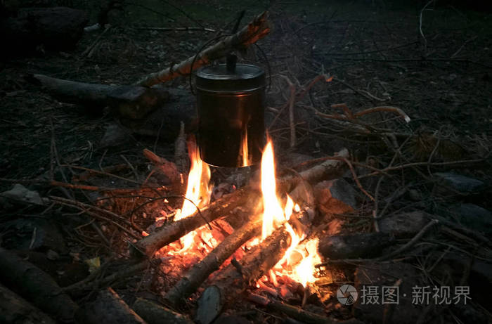 晚上在树林里生火做饭照片 正版商用图片14okd6 摄图新视界
