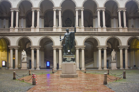 意大利米兰2018年11月1日米兰布雷拉画廊古董院落。