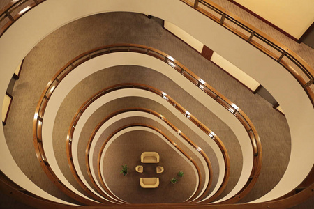 酒店大堂楼层顶部视图抽象曲线图片