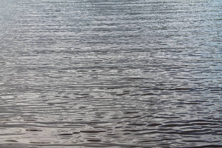 靠近海滩的水面海浪和环