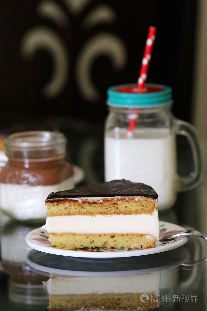 牛奶慕斯蛋糕和奶昔一起供应