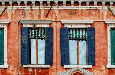 旧红房子门面二楼，有木制深蓝色窗户