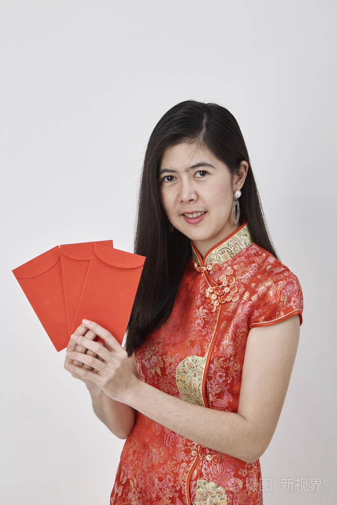 中国美女穿旗袍收红包中国新年理念2019年新年快乐