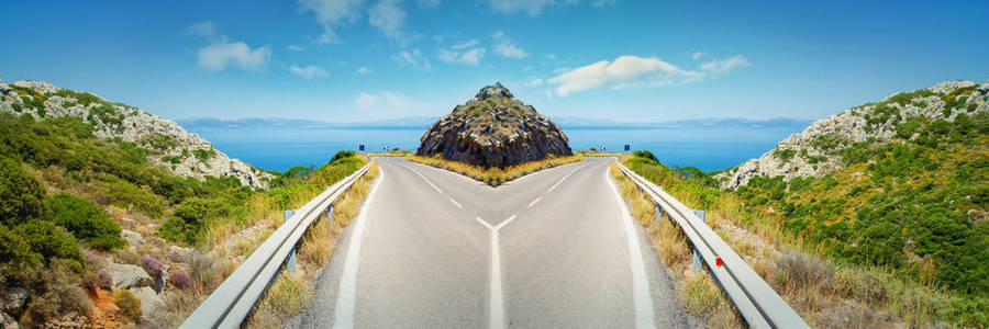 选择困难十字路叉路口道路的全景视图以两种不同的方式分割.