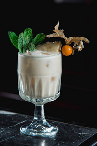 皮娜科拉达鸡尾酒。典型的热带混合饮料与朗姆酒, 菠萝和椰子排水沟