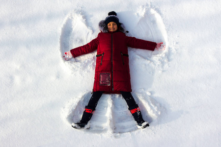 做冰皮月饼年轻女孩做雪天使照片