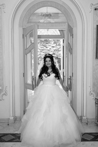快乐的新娘进门。黑白摄影