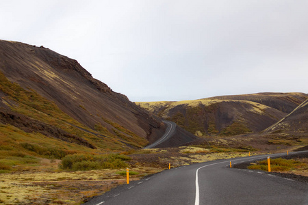 在冰岛岛上蜿蜒的漫长道路穿过群山