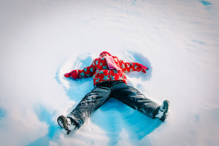 快乐的小女孩喜欢在雪地里玩耍