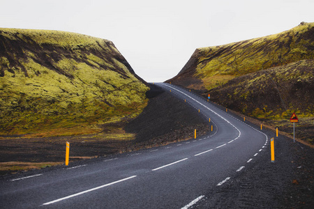 在冰岛岛上蜿蜒的漫长道路穿过群山照片