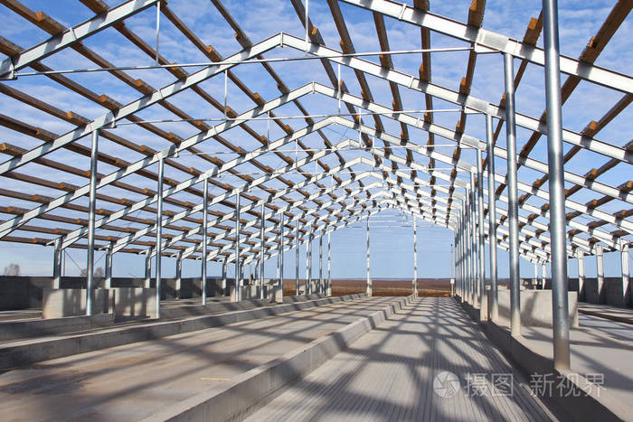 天空背景上的钢架结构