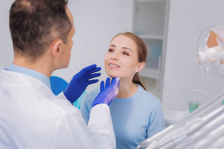 有责任心的病人在看牙医时露出牙齿