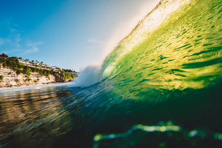 绿色的海洋波日落时,海洋桶波呈绿色. 夏威夷冲浪的完美海浪照片