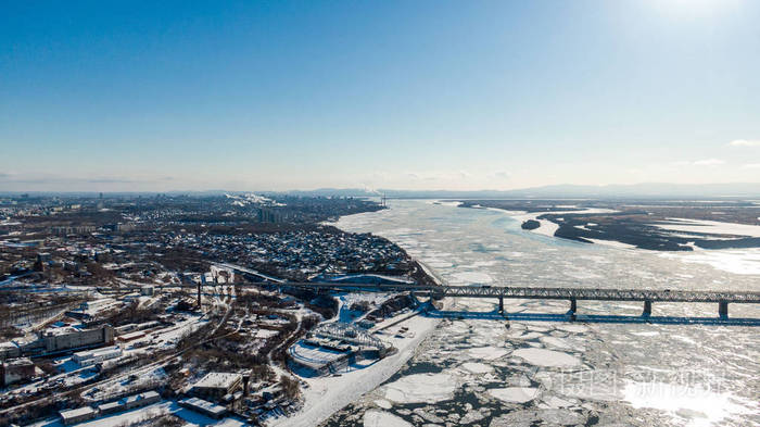 哈巴罗夫斯克桥和铁路桥横跨阿穆尔河在俄罗斯东部的哈巴罗夫斯克市无