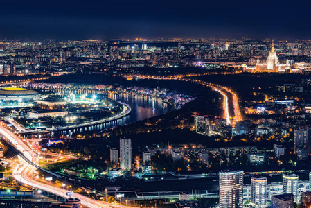 城市街道的夜景。莫斯科。俄罗斯