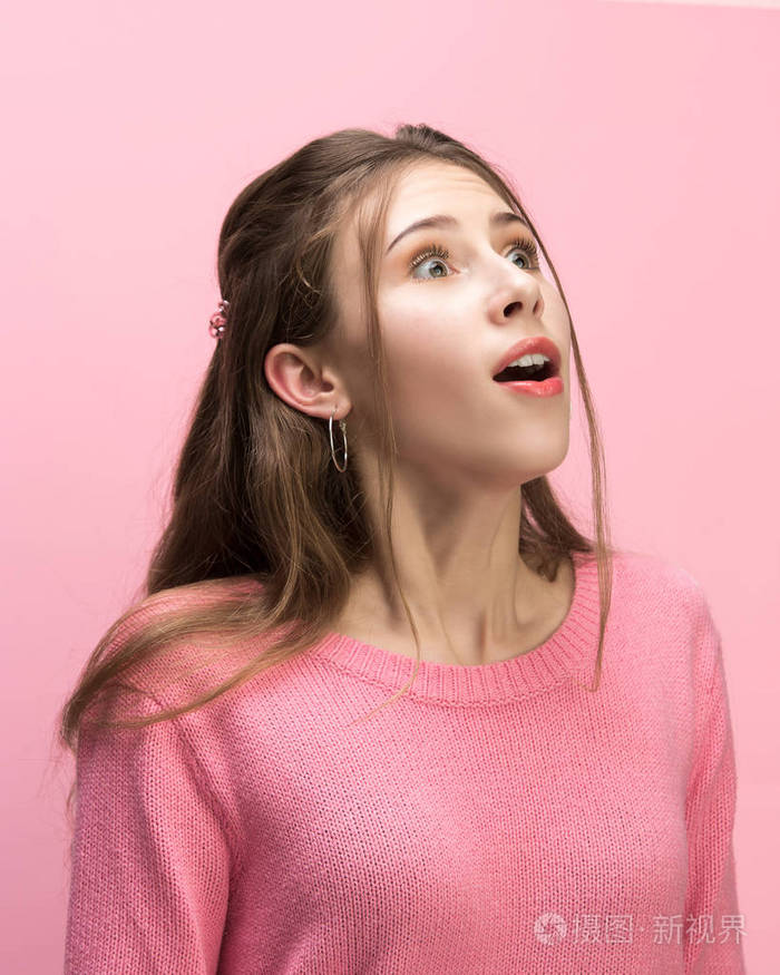 女人尖叫与张开嘴孤立在粉红色的背景概念面对情感