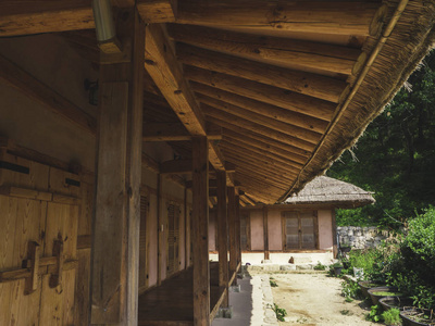 传统村庄亚洲房屋的木制屋顶。 韩国